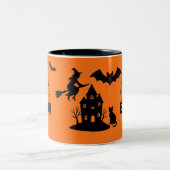 Spooky Haunted House & Witch Silhouette | Tweekleurige Koffiemok (Center)