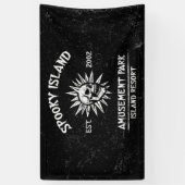 Spooky Island Est 2002 Pretpark Schedel Spandoek (Verticaal)