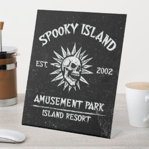 Spooky Island Opgericht in 2002 Pretpark Schedel Reclamebord Met Voetstuk