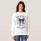 Spooky Mama Halloween Coquette Bow Aangepaste Naam Trui (Voorkant volledig)