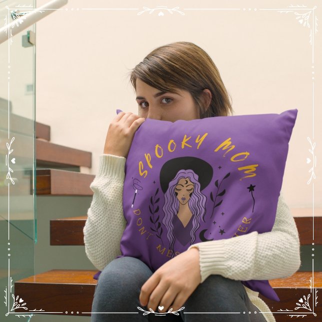 Spooky mama niet knoeien met haar kussen (Spooky Mom: Don't Mess with Her Cover from The Beekeeper Store)