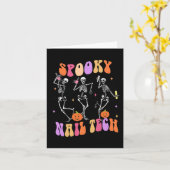 Spooky Nail Tech Fun Skelet Nail Tech Halloween Kaart (Gele Bloem)