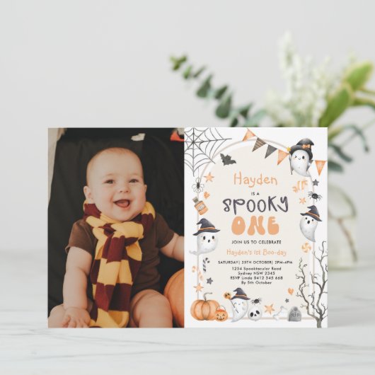 Spooky One Cute Ghost 1st Birthday Photo Invitatio Kaart (Staand voorkant)