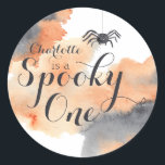 Spooky One Cute Waterverf Halloween 1e verjaardag Ronde Sticker<br><div class="desc">Met deze leuke waterverf Halloween sticker van 1 verjaardag. Hier wordt een kleurenpalet met zwart en oranje gebruikt met schattige en zoete pompoen, spookbeelden en spinbeelden. Al tekst kan worden aangepast - klik rechts van het afbeelding op de knop personaliseren. Vergeet niet de andere objecten in het collectie te bekijken!...</div>
