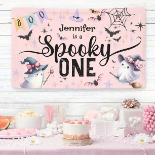 Spooky One Girl Schattige Ghost Halloween 1st Birt Spandoek