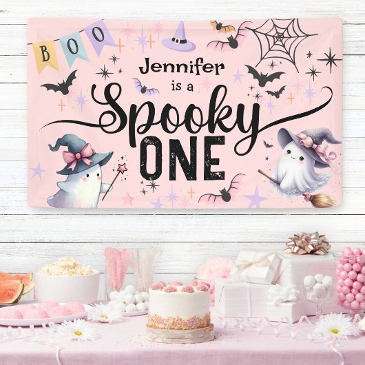 Spooky One Girl Schattige Ghost Halloween 1st Birt Spandoek