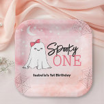 Spooky One Girly Ghost 1st Birthday Party Papieren Bordje<br><div class="desc">Dit 1e verjaardagsfeest papieren bord is ideaal voor een Halloween verjaardagsfeestje. Dit meisjesachtige ontwerp heeft een afbeelding van een geest met een roze strik en wordt geaccentueerd met de tekst "Spooky ONE".</div>