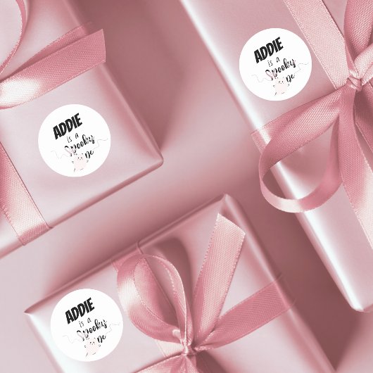 Spooky One | Halloween 1e verjaardag | Minimaal ro Ronde Sticker