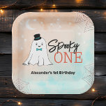 Spooky One Halloween Ghost Boys 1st Birthday Party Papieren Bordje<br><div class="desc">Deze leuke Halloween 1e verjaardagsfeest vierkant papier borden zijn een perfecte accent voor een kind herfst verjaardagsfeest. Het ontwerp is voorzien van een afbeelding van een geest met een blauwgroen stropdas en een hoge hoed,  en wordt geaccentueerd met de leuke tekst "Spooky ONE".</div>