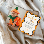 Spooky One Halloween Herfst Scary 1st Birthday Fot Bedankkaart<br><div class="desc">"Spooky One" 1st Birthday Flat Thank You Card met Foto Show uw waardering met onze "Spooky One" 1st Birthday Flat Thank You Card met Foto, ontworpen om uw Halloween-themafeest perfect aan te vullen. Deze charmante kaart biedt een unieke manier om je gasten te bedanken terwijl je de vreugde van de...</div>