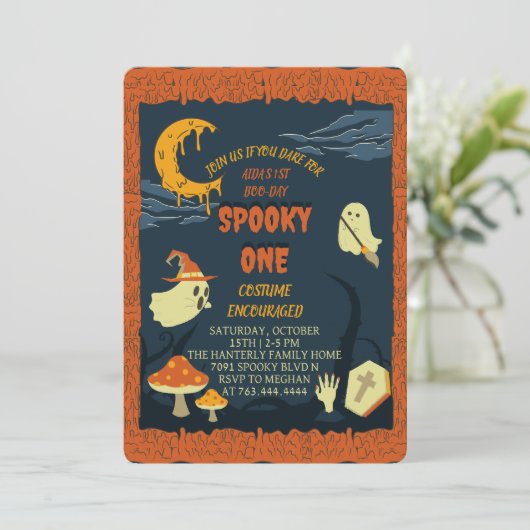 Spooky One Halloween Verjaardag Uitnodiging (Staand voorkant)