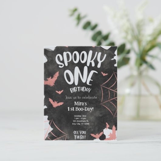Spooky One Invitation Halloween Verjaardag Roze Vl Kaart (Staand voorkant)