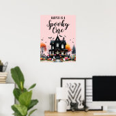 Spooky One Pink Halloween verjaardagsfeestje teken Poster (Thuiskantoor)