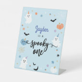 Spooky One Schattige Blue Ghost Halloween 1e Verja Reclamebord Met Voetstuk (Voorkant)