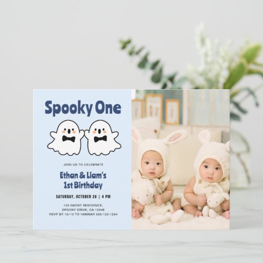Spooky One Schattige Twin Boys 1st Birthday Foto Kaart (Staand voorkant)