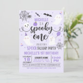 Spooky One Verjaardagsuitnodiging - Meisje (Paarse Kaart (Staand voorkant)