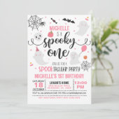 Spooky One verjaardagsuitnodiging - Meisje (Wh/Pin Kaart (Staand voorkant)