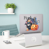Spooky Peek-a-Boo Black Cat en pompoen Halloween Sticker (Laptop op bureau)