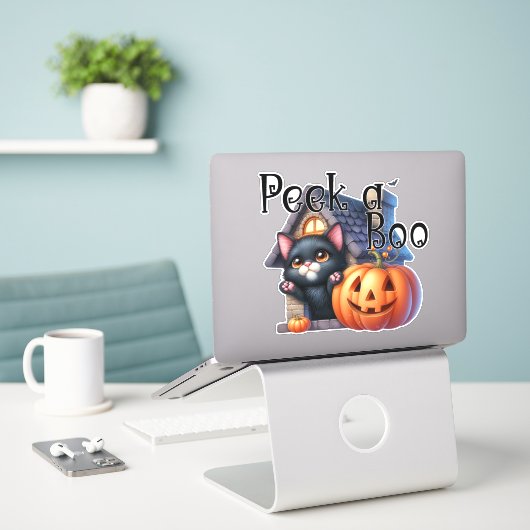 Spooky Peek-a-Boo Black Cat en pompoen Halloween Sticker (Laptop op bureau)