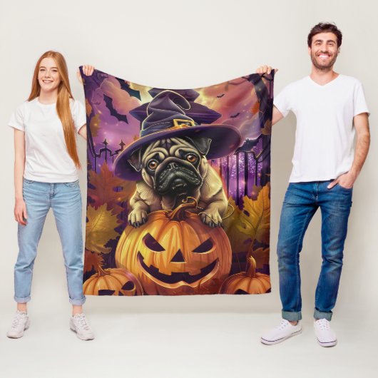 Spooky Pug Dog Halloween Witch and Pumpkin Fleece Deken (In situ)