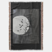 Spooky Ravens Vliegen tegen de Volle Maan Deken (Voorkant Verticaal)