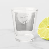 Spooky Ravens Vliegen tegen de Volle Maan Shot Glas (Achterkant)