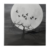 Spooky Ravens Vliegen tegen de Volle Maan Tegeltje (Voorkant)