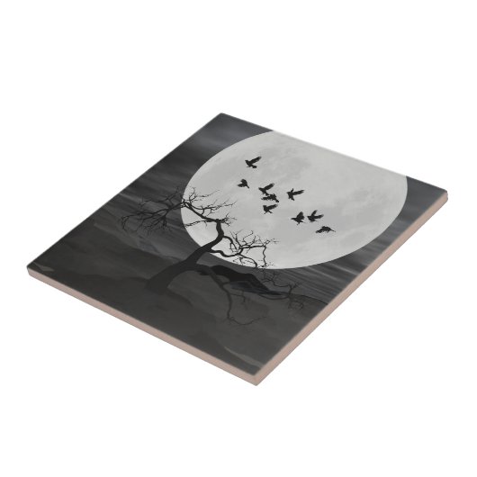 Spooky Ravens Vliegen tegen de Volle Maan Tegeltje (Zijkant)