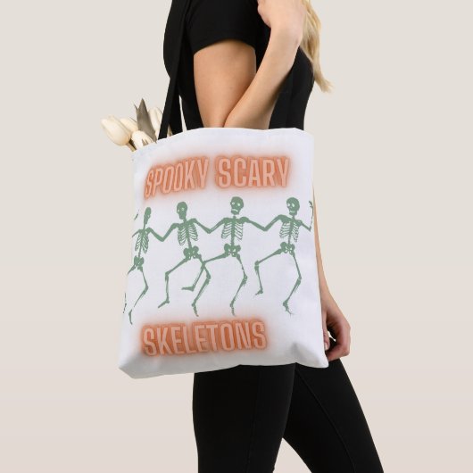 Spooky Scary Skeletons Tote Bag (Dichtbij)