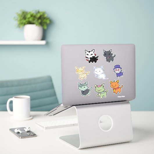 Spooky Schattige Halloween Cats Sticker Sheet (Laptop op bureau)