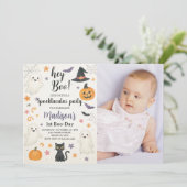 Spooky Schattigee 1e verjaardag uitnodiging | Hey  (Staand voorkant)