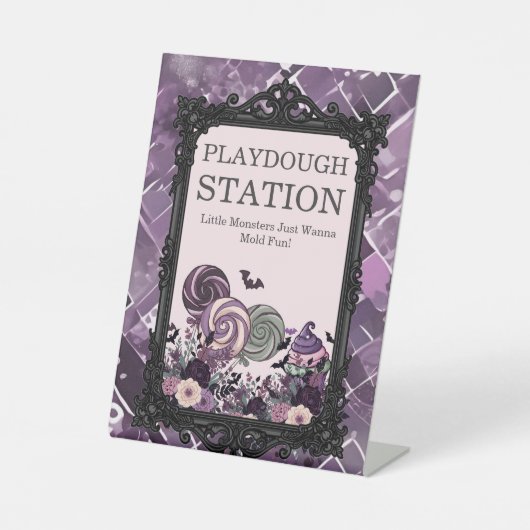 Spooky Schattigee gotische paarse PLAYDOUGH STATIO Reclamebord Met Voetstuk (Voorkant)