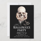 Spooky schedel in handen Halloween Party Kaart (Voorkant)