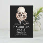 Spooky schedel in handen Halloween Party Kaart (Staand voorkant)