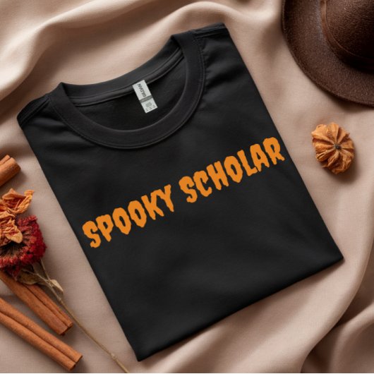 Spooky Scholar oranje typografie T-shirt