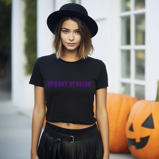 Spooky Scholar paarse typografie T-shirt