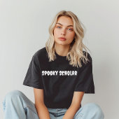 Spooky Scholar witte typografie T-shirt