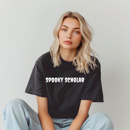 Spooky Scholar witte typografie T-shirt