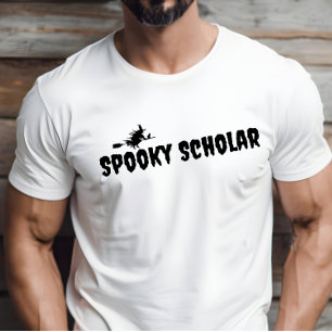 Spooky Scholar zwarte typografie Halloween heks T-shirt