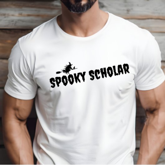 Spooky Scholar zwarte typografie Halloween heks T-shirt