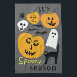 Spooky Season Pumpkins Ghost Bat HAPPY HALLOWEEN Theedoek<br><div class="desc">Versier je keuken met deze coole kunsthanddoek. Maakt een geweldig Halloween,  housewarming,  verjaardag of huwelijkscadeau! U kunt het ook aanpassen met uw eigen tekst of de kleuren wijzigen. Check mijn shop voor nog veel meer kleuren en patronen!</div>