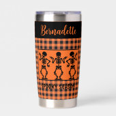 Spooky Season Skeleton Trio Orange & Black Plaid  Geïsoleerde Drinkbeker (Voorkant)