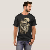 Spooky Skeleton & Cat Hug – griezelig Schattige Ha T-shirt (Voorkant volledig)