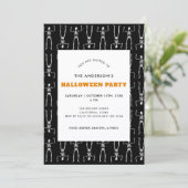Spooky Skeleton Pattern Black Halloween Party Kaart (Staand voorkant)