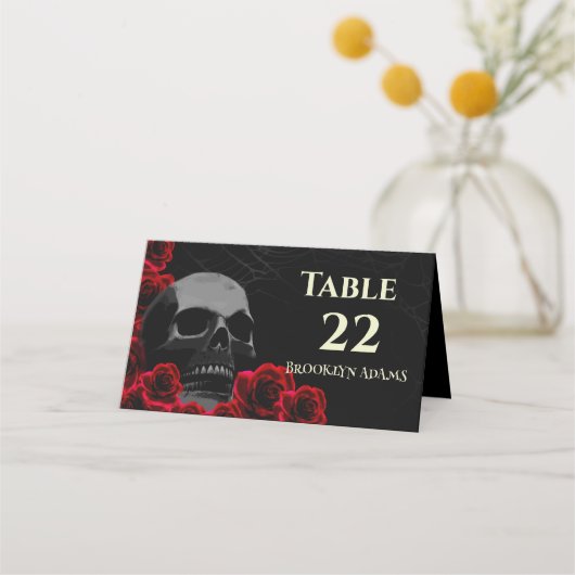 Spooky Skull en Red Roses Gothic Halloween Wedding Plaatskaartje (Voorkant)