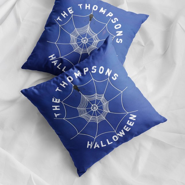 Spooky Spider in Spider Web Persoonlijk Kussen (Blue Halloween spider web pillow with personalized family name and spooky spider decor.)