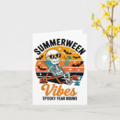 Spooky Summer Beach Skeleton Funny Halloween Summe Kaart (Gele Bloem)