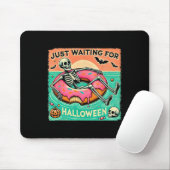 Spooky Summerween Skeleton Wachten Op Halve Muismat (Met muis)