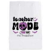 Spooky Teacher Halloween "Mode On" Apple & Bats Medium Cadeauzakje (Achterkant)