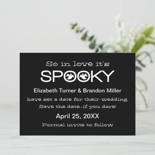 Spooky Typography Halloween Save the Date (Staand voorkant)